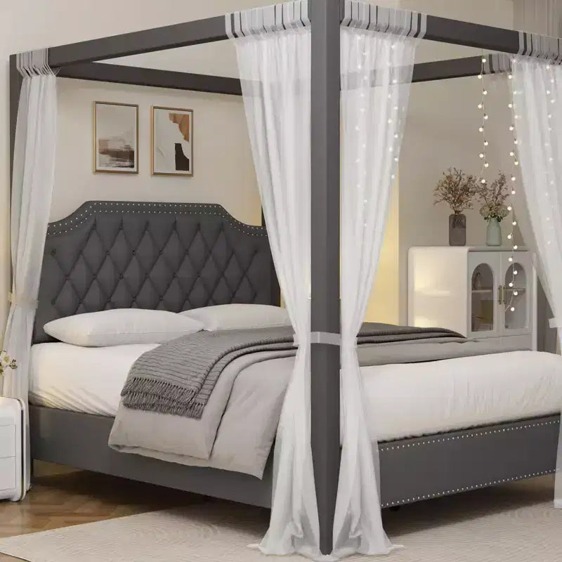 Struttura letto a baldacchino in velluto beige/grigio con testiera borchiata, a 4 colonne, piazza e mezza/matrimoniale
