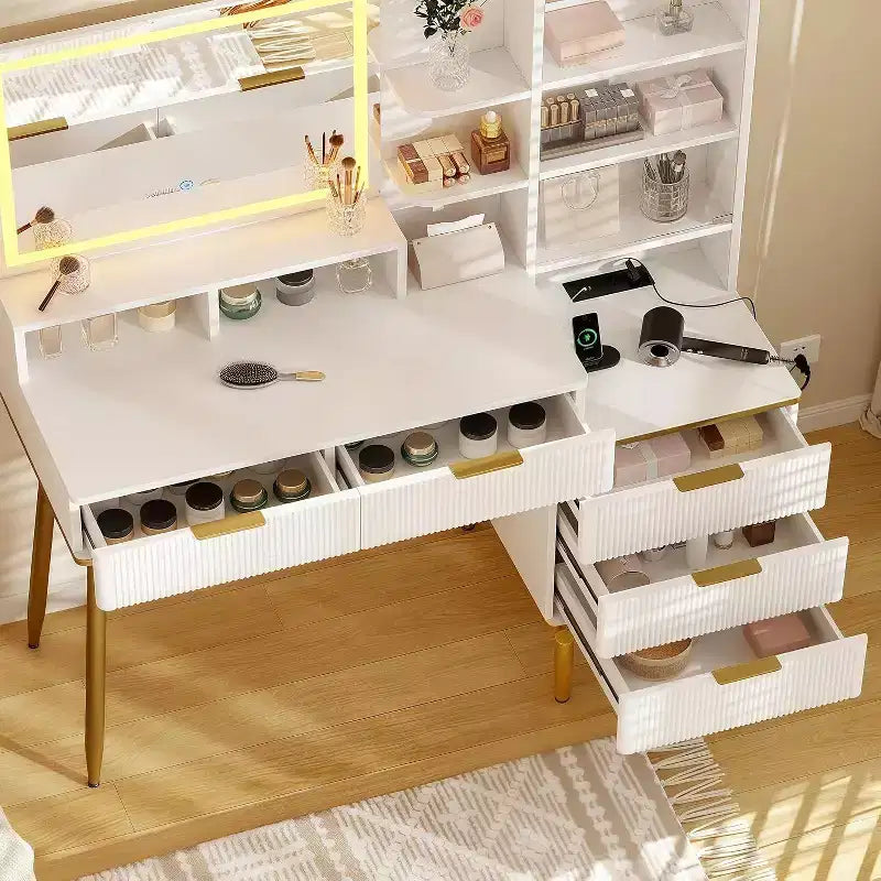 Scrivania da trucco scanalata bianca e oro con specchio illuminato, 1 persona, 45"
