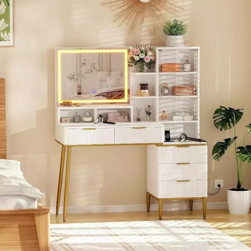 Scrivania da trucco scanalata bianca e oro con specchio illuminato, 1 persona, 45"
