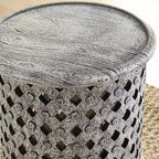 Tavolino d'appoggio rotondo in legno, finitura bianco grigio lavato, 1 pezzo